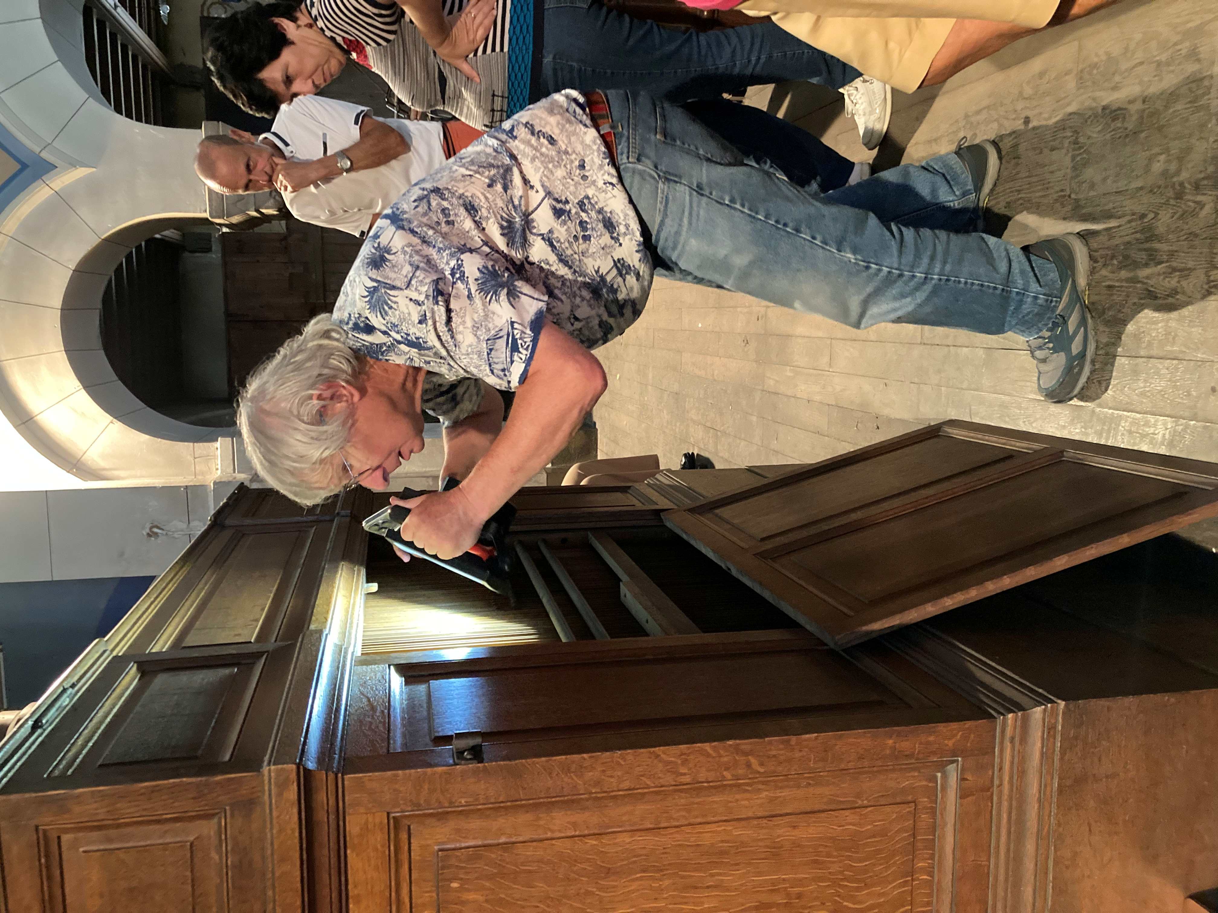 IMG 1981 Ok Eric Brottier expertisant la console en juin 2025 Copie